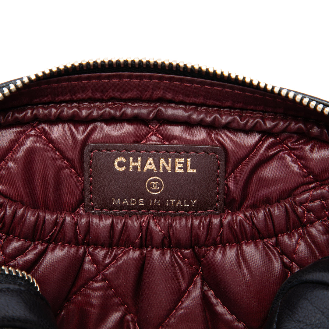 Chanel CC Matelassé Cuir d'agneau Curvy Cosmetic Étui Pochette