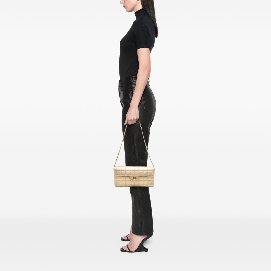 Chanel CC Métallisé Cuir d’agneau Choco Bar East West Flap Doré – GABY PARIS Authentique