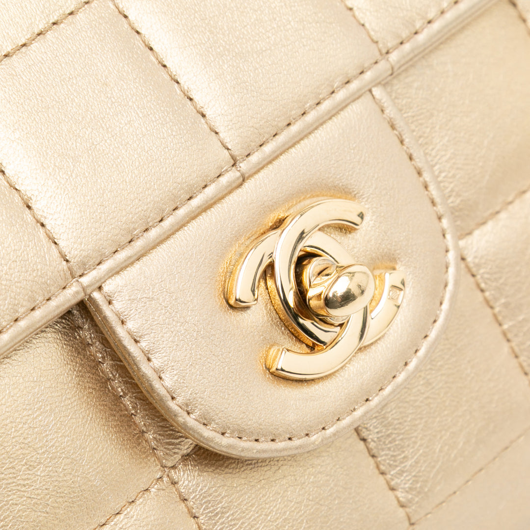 Chanel CC Métallisé Cuir d’agneau Choco Bar East West Flap Doré – GABY PARIS Authentique