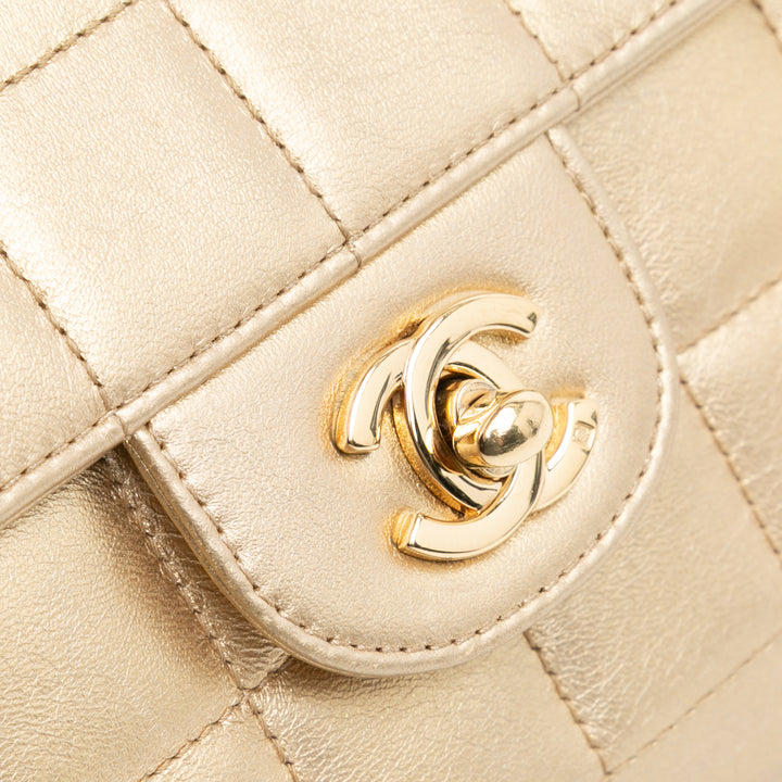 Chanel CC Métallisé Cuir d’agneau Choco Bar East West Flap Doré – GABY PARIS Authentique