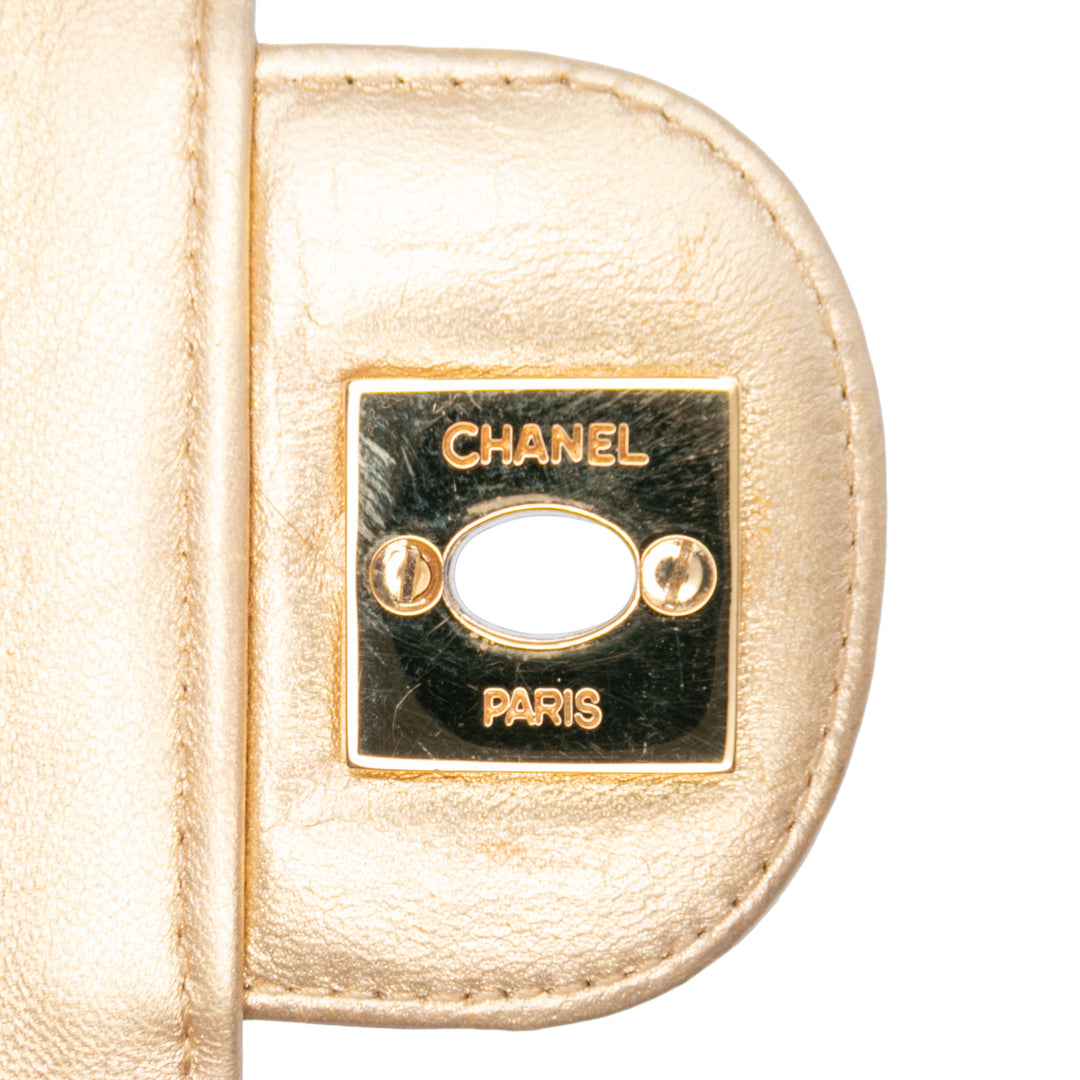Chanel CC Métallisé Cuir d’agneau Choco Bar East West Flap Doré – GABY PARIS Authentique