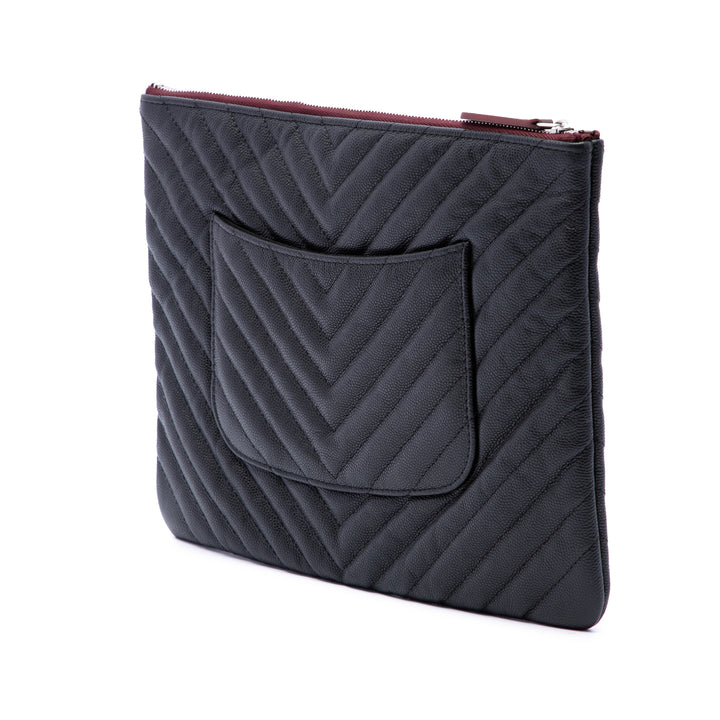 Chanel Pochette CC Chevron O Étui Moyen Cuir caviar Noir – vue 2 – GABY PARIS