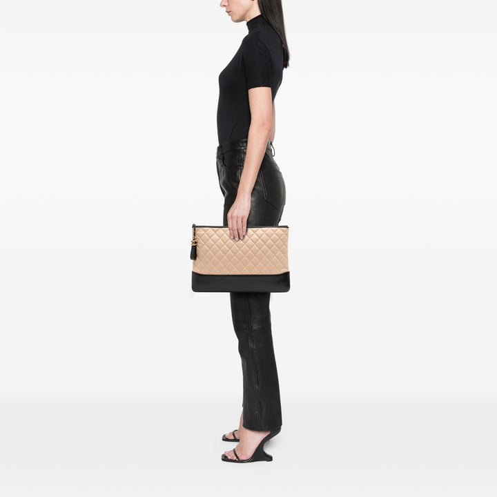 Chanel Large vieilli Cuir de veau Gabrielle O Étui Pochette – GABY PARIS Authentique