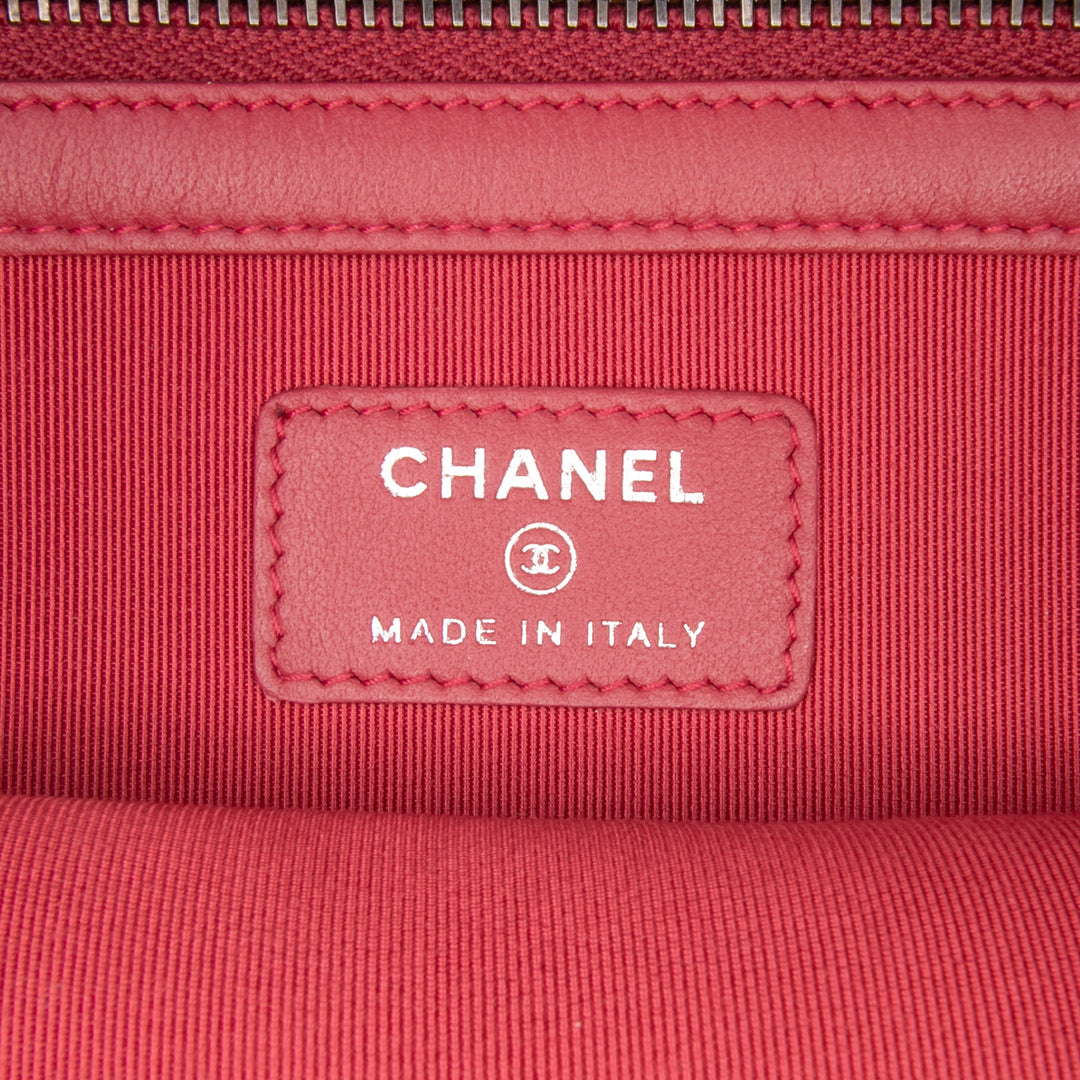 Chanel Large vieilli Cuir de veau Gabrielle O Étui Pochette – GABY PARIS Authentique