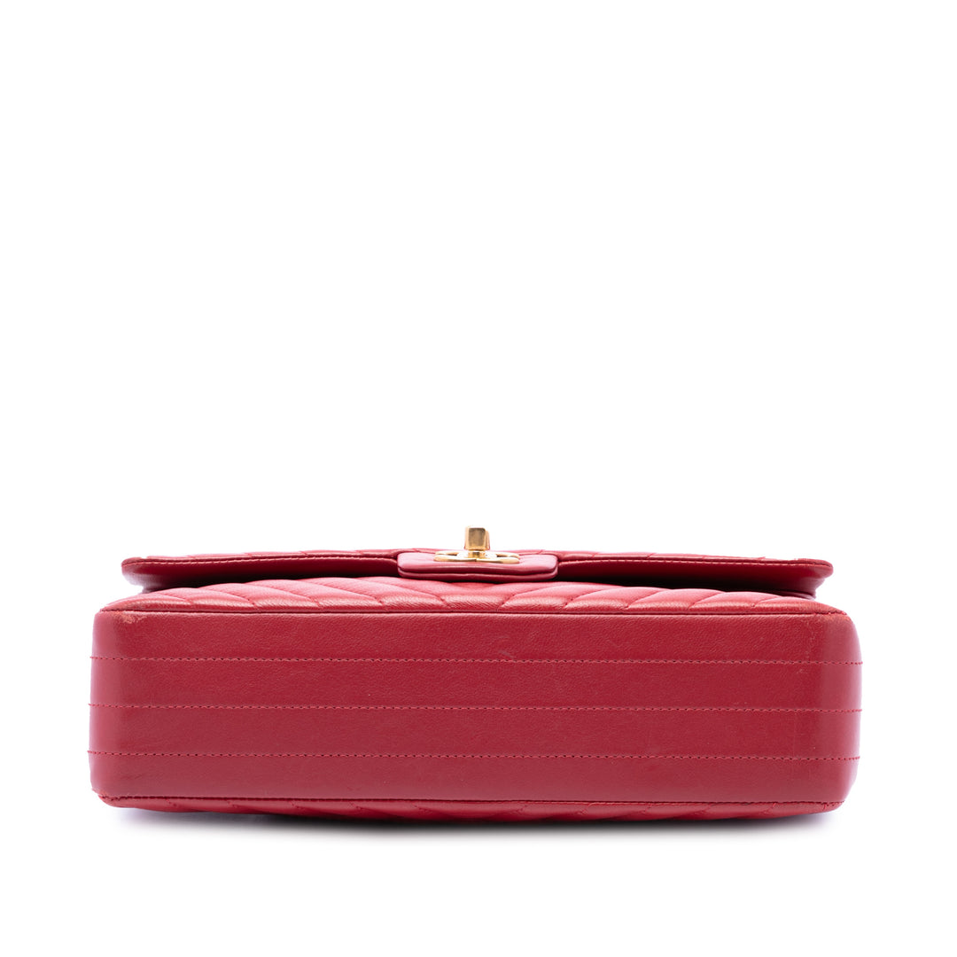 Chanel Classic Chevron Double rabat Moyen Cuir d'agneau Rouge – vue 3 – GABY PARIS