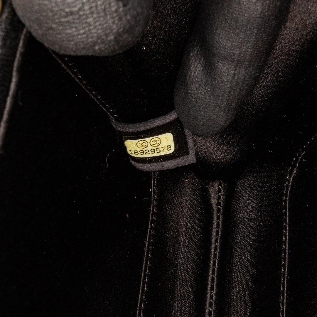 Chanel Bicolor Quilted Cuir d’agneau Chain Around Pochette Blanc – GABY PARIS Authentique