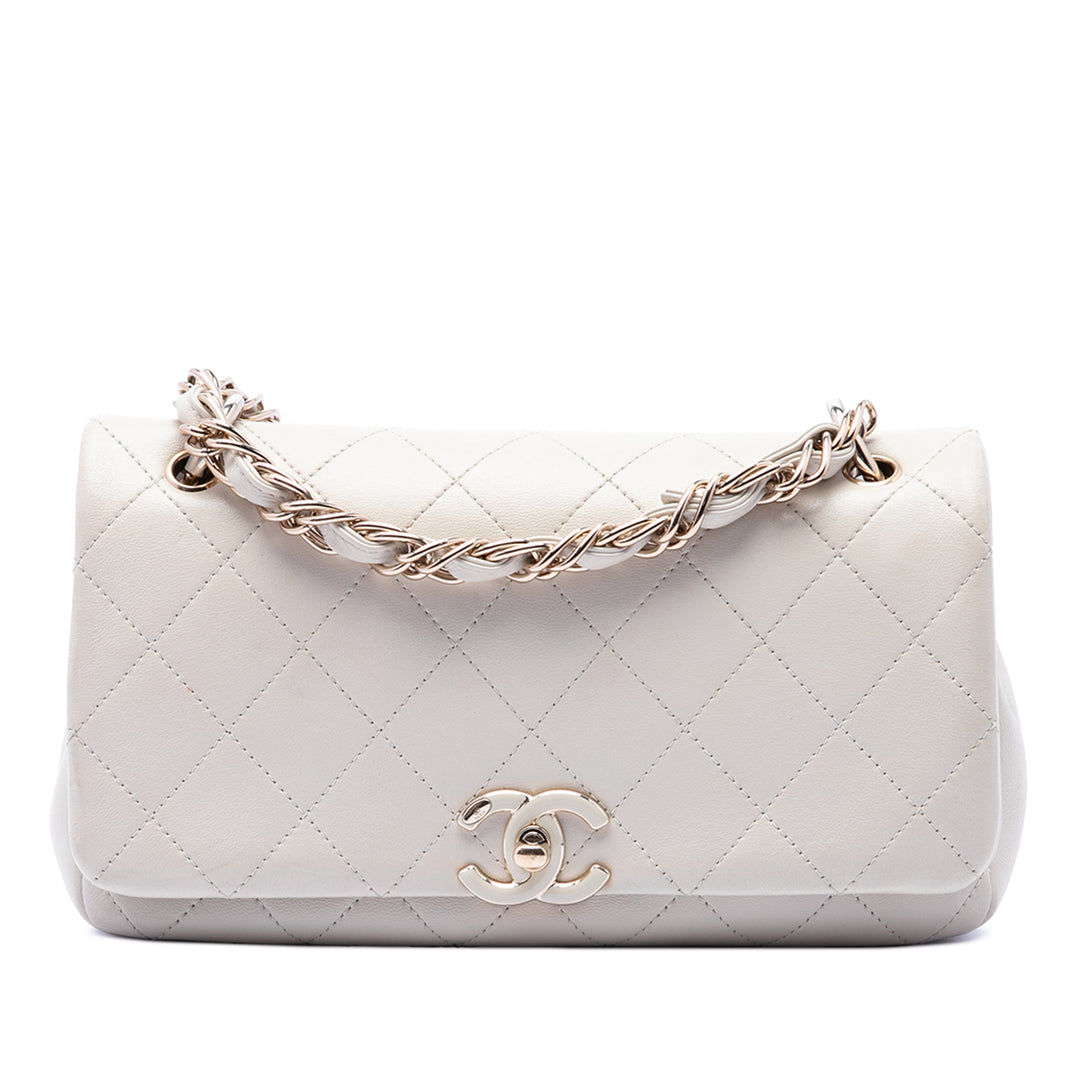 Chanel Matelassé Twist Chaîne Émail CC à rabat Grand Cuir d'agneau Blanc – vue principale – GABY PARIS
