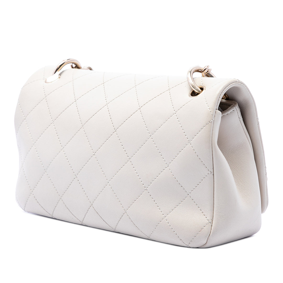 Chanel Matelassé Twist Chaîne Émail CC à rabat Grand Cuir d'agneau Blanc – vue 2 – GABY PARIS