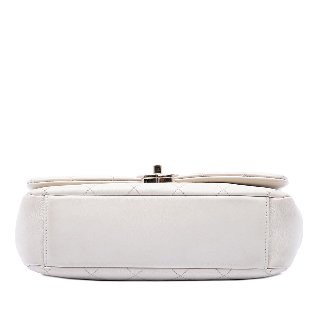 Chanel Matelassé Twist Chaîne Émail CC à rabat Grand Cuir d'agneau Blanc – vue 3 – GABY PARIS