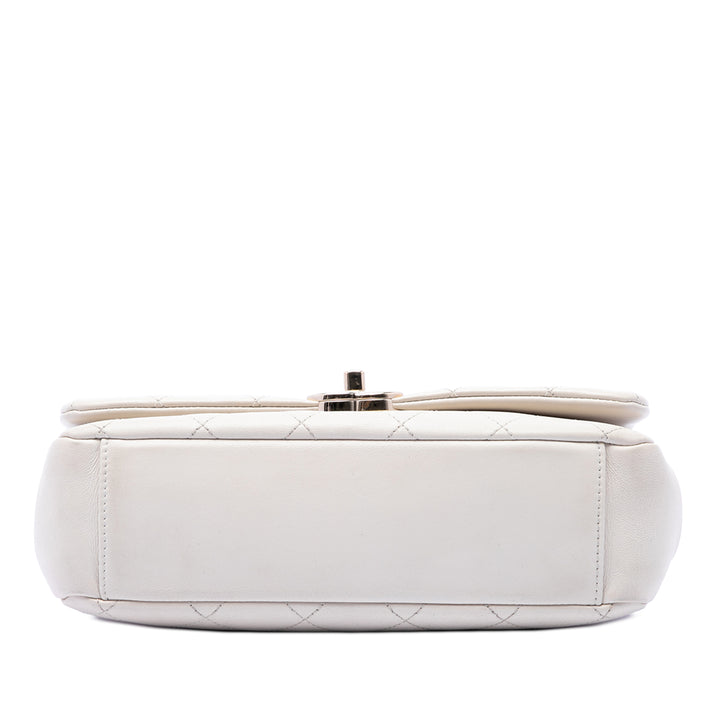 Chanel Matelassé Twist Chaîne Émail CC à rabat Grand Cuir d'agneau Blanc – vue 3 – GABY PARIS