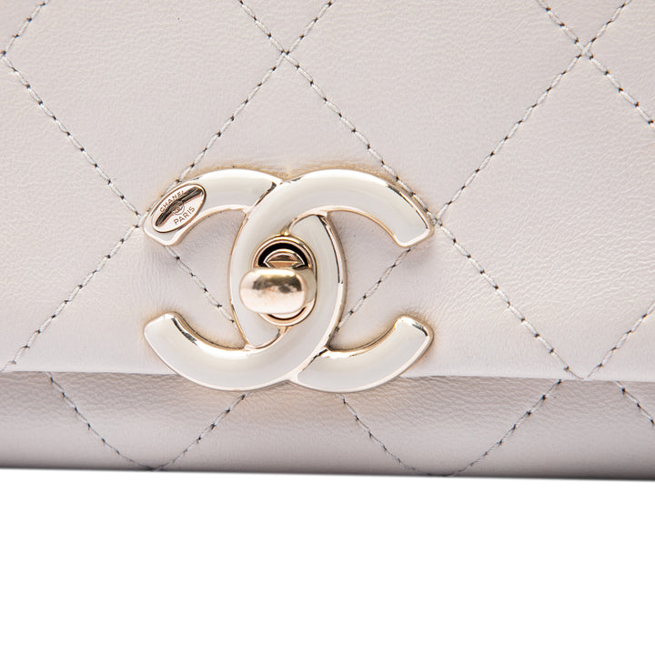 Chanel Matelassé Twist Chaîne Émail CC à rabat Grand Cuir d'agneau Blanc – vue 5 – GABY PARIS