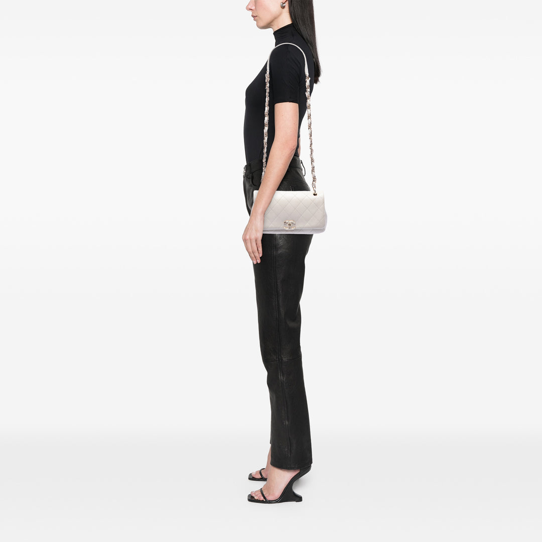 Chanel Matelassé Twist Chaîne Émail CC à rabat Grand Cuir d'agneau Blanc – vue 6 – GABY PARIS