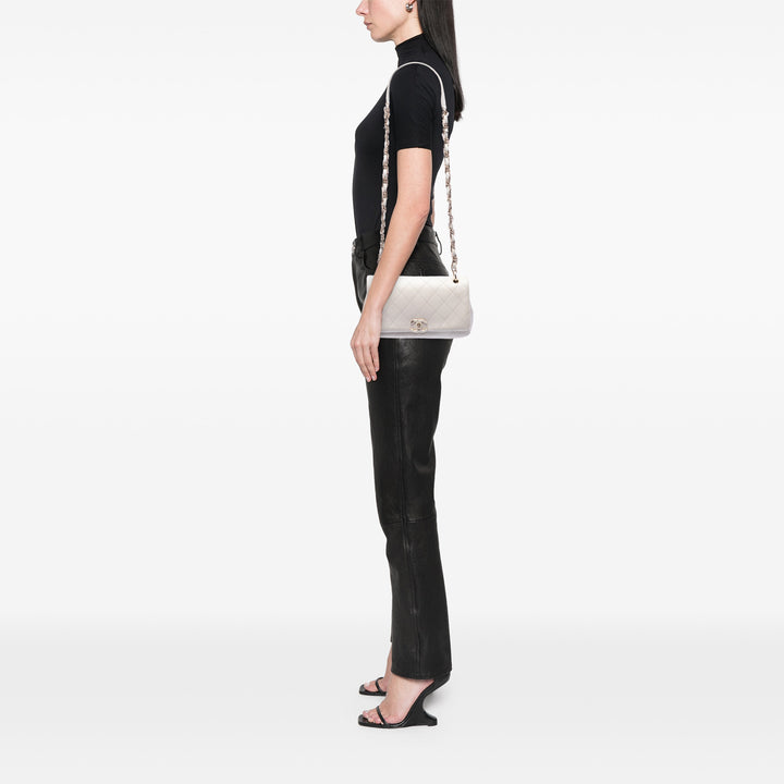 Chanel Matelassé Twist Chaîne Émail CC à rabat Grand Cuir d'agneau Blanc – vue 6 – GABY PARIS