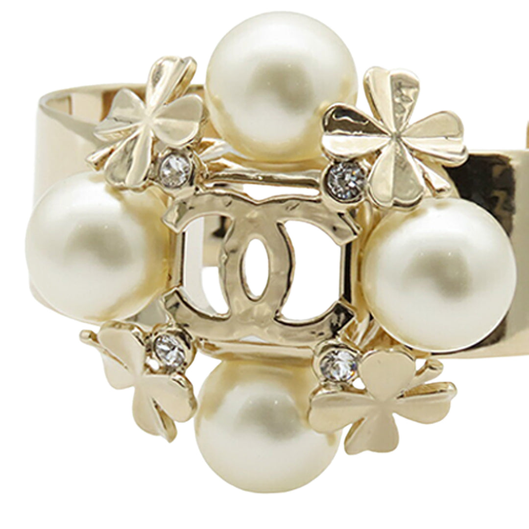 Chanel CC plaqué Perles fantaisie Clover Cuff Bracelet