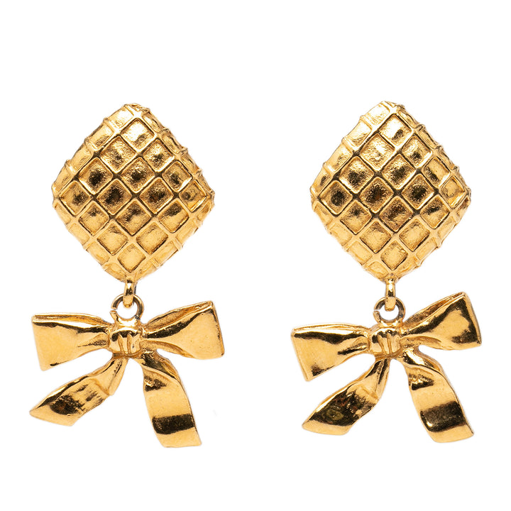 Chanel plaqué Matelassé Diamond Ribbon Clip on Boucles d’oreilles