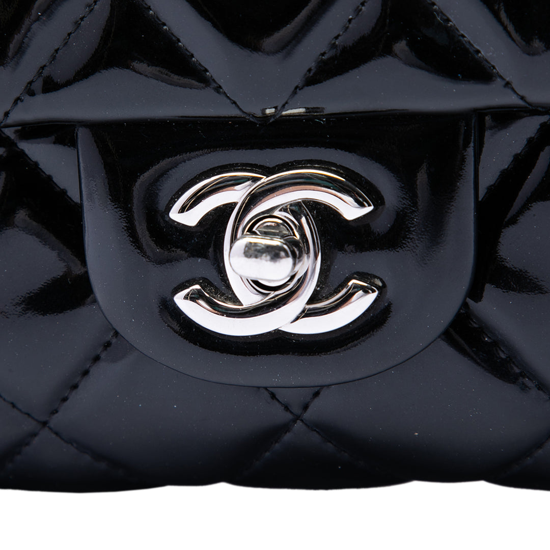 Chanel CC Matelassé Cuir verni Pochette avec chaîne