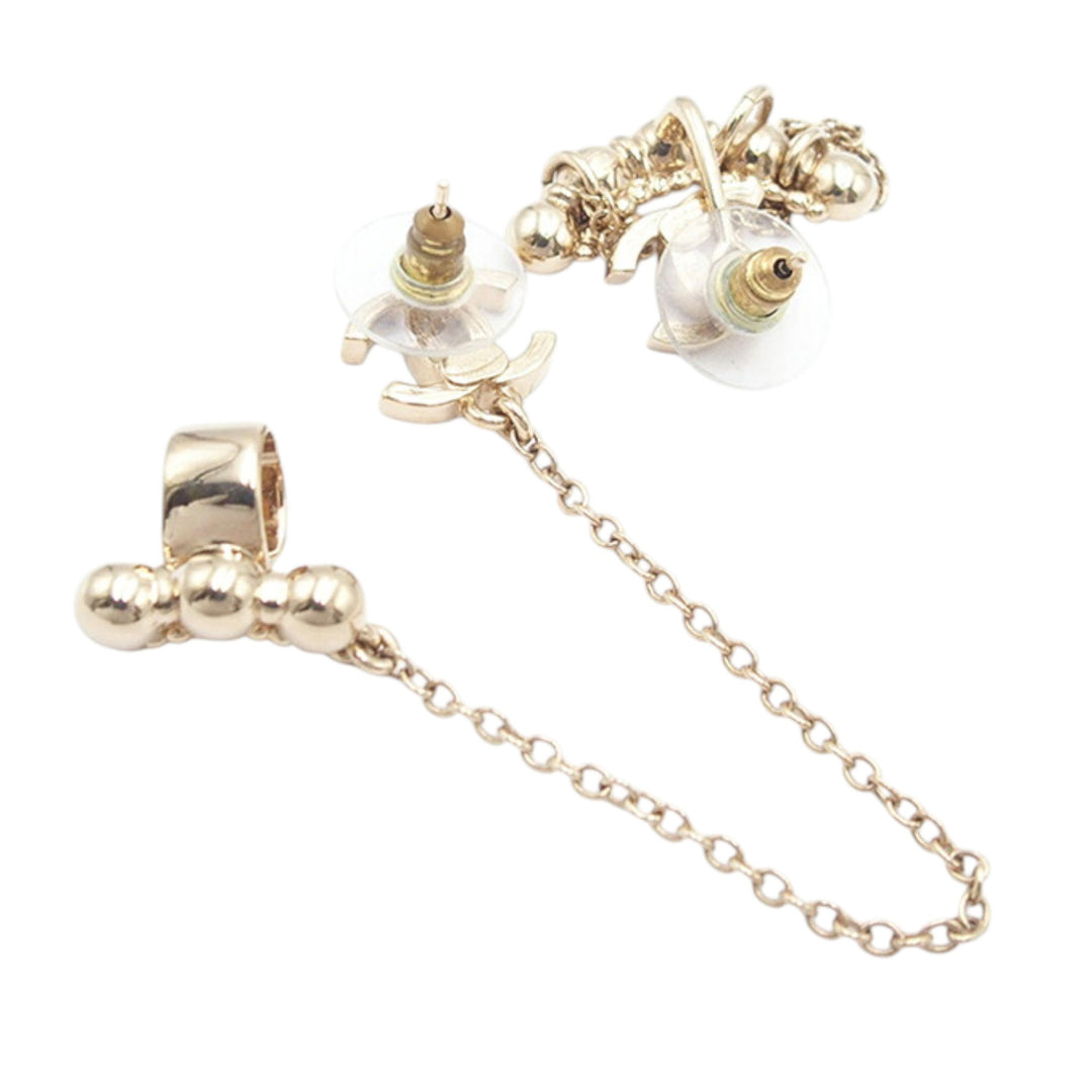 Chanel Boucles d'oreilles CC Strass Assymetrical Ear Cuff plaqué or – vue 2 – GABY PARIS