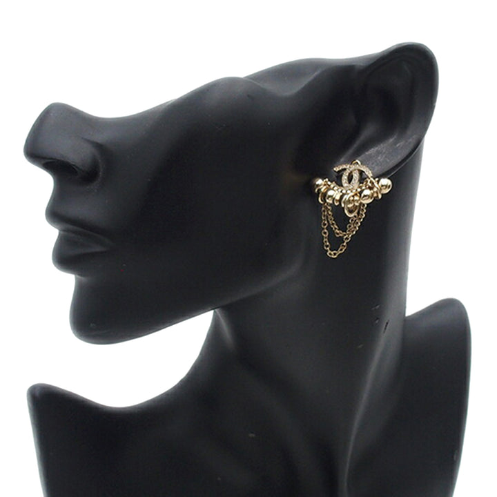 Chanel Boucles d'oreilles CC Strass Assymetrical Ear Cuff plaqué or – vue 7 – GABY PARIS