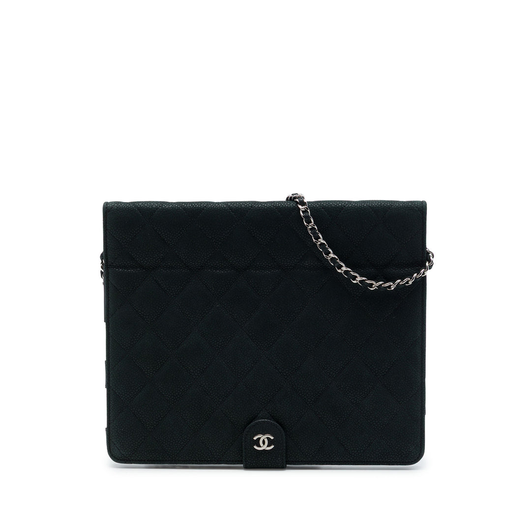 Chanel Étui CC Matelassé iPad avec chaîne Cuir caviar Noir – vue principale – GABY PARIS