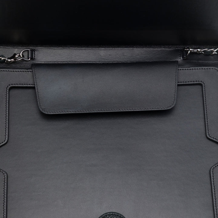 Chanel Étui CC Matelassé iPad avec chaîne Cuir caviar Noir – vue 4 – GABY PARIS