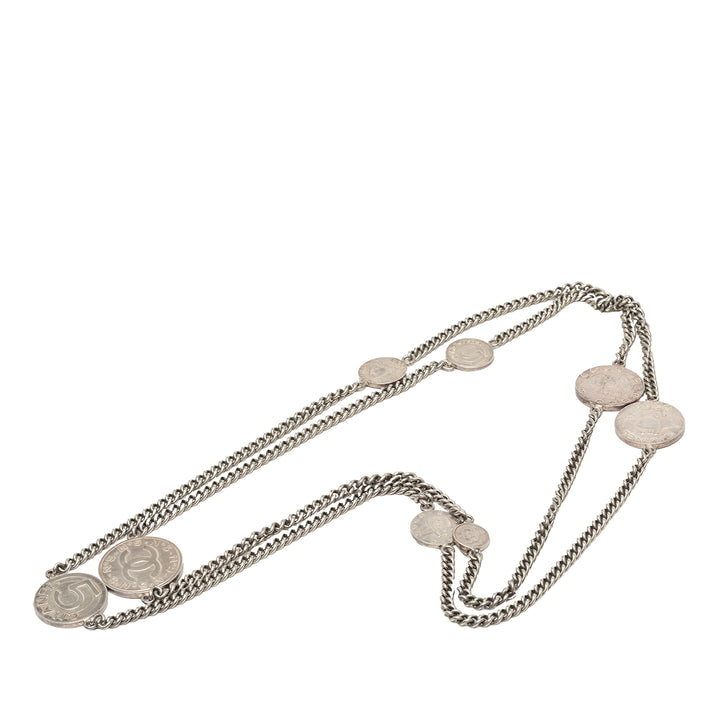 Chanel Collier CC Brass Coin Chaîne Long Argenté – vue principale – GABY PARIS