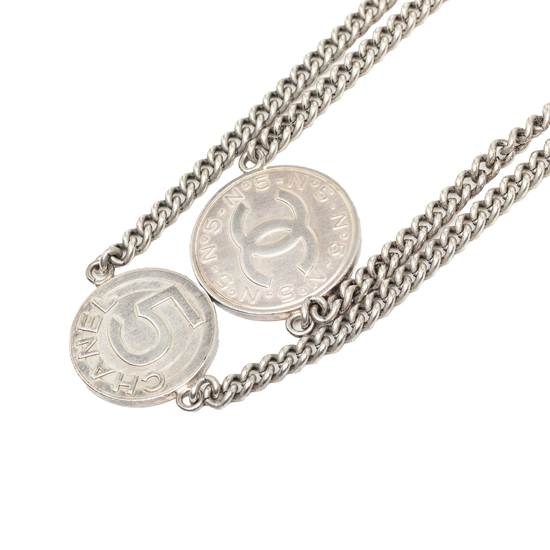 Chanel Collier CC Brass Coin Chaîne Long Argenté – vue 2 – GABY PARIS