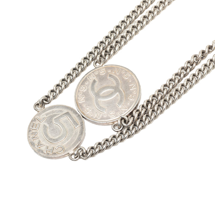 Chanel Collier CC Brass Coin Chaîne Long Argenté – vue 2 – GABY PARIS