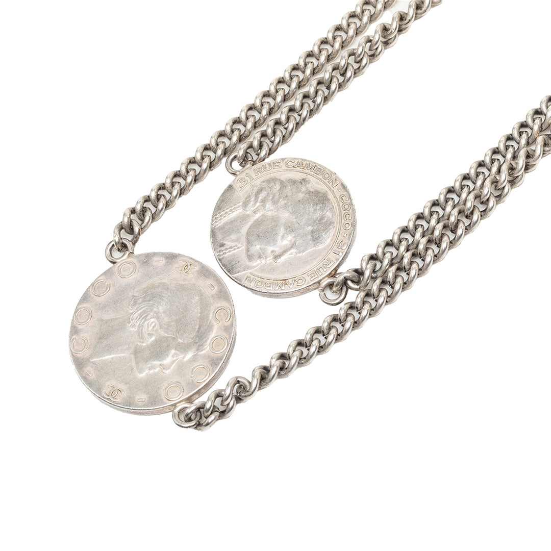 Chanel Collier CC Brass Coin Chaîne Long Argenté – vue 3 – GABY PARIS