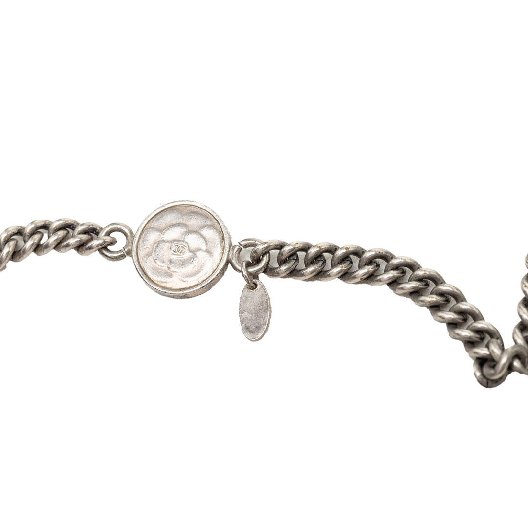 Chanel Collier CC Brass Coin Chaîne Long Argenté – vue 4 – GABY PARIS