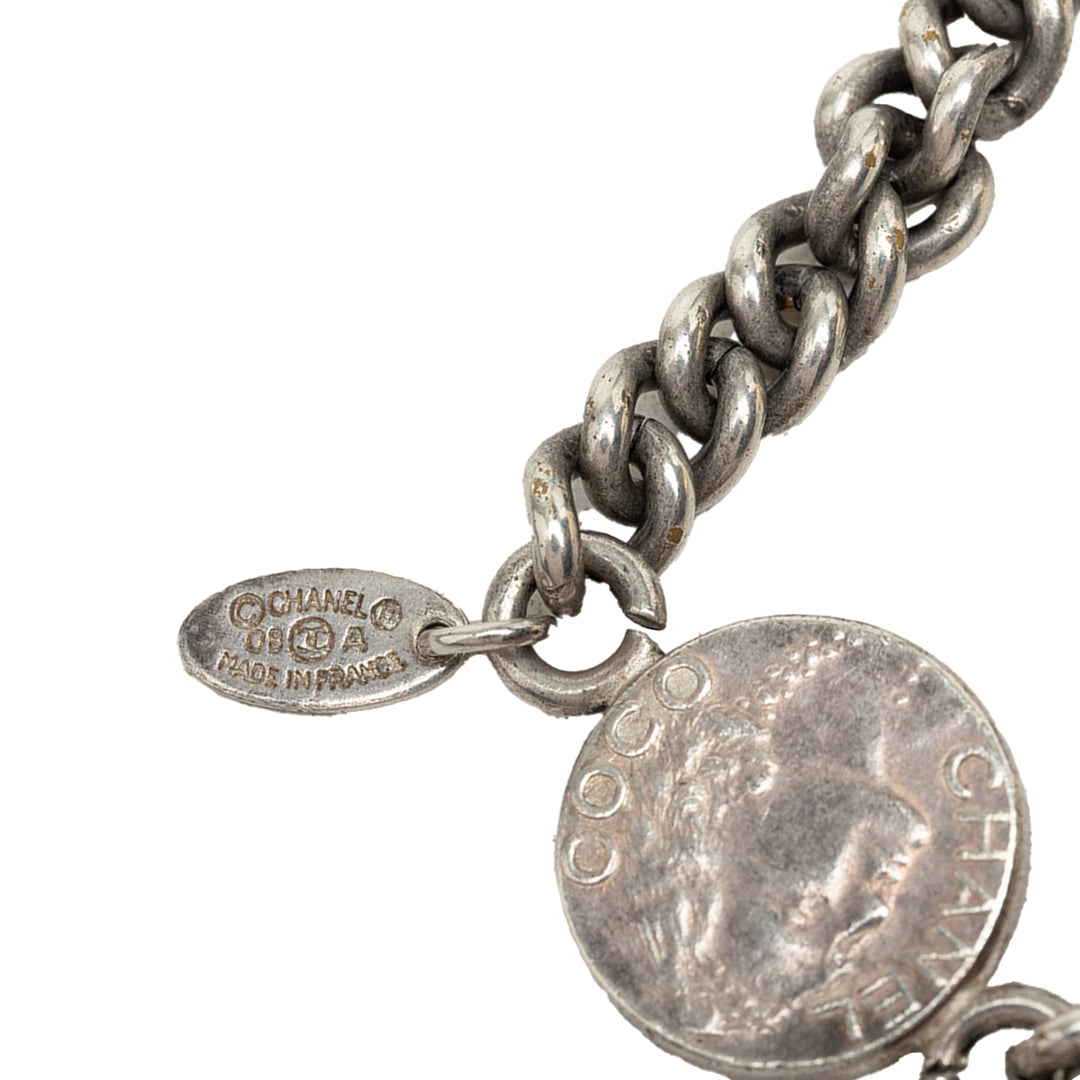 Chanel Collier CC Brass Coin Chaîne Long Argenté – vue 5 – GABY PARIS