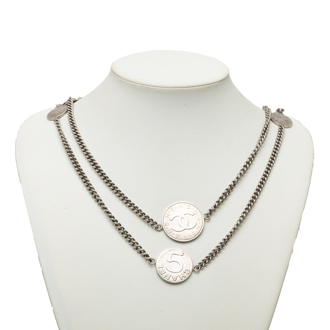 Chanel Collier CC Brass Coin Chaîne Long Argenté – vue 6 – GABY PARIS