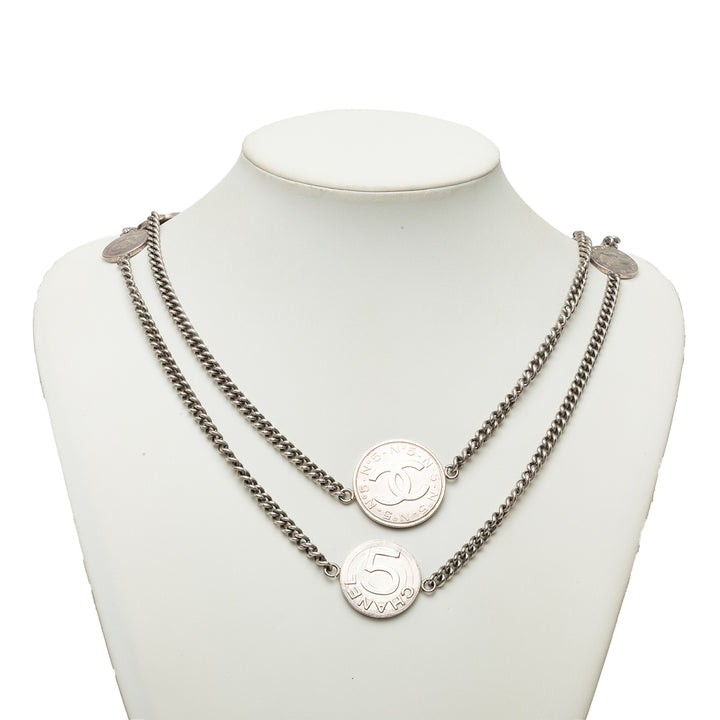 Chanel Collier CC Brass Coin Chaîne Long Argenté – vue 6 – GABY PARIS