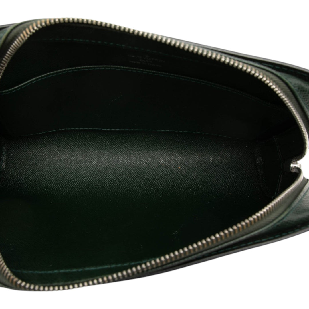 Louis Vuitton Taiga Pochette Baikal Vert – vue 4 – GABY PARIS