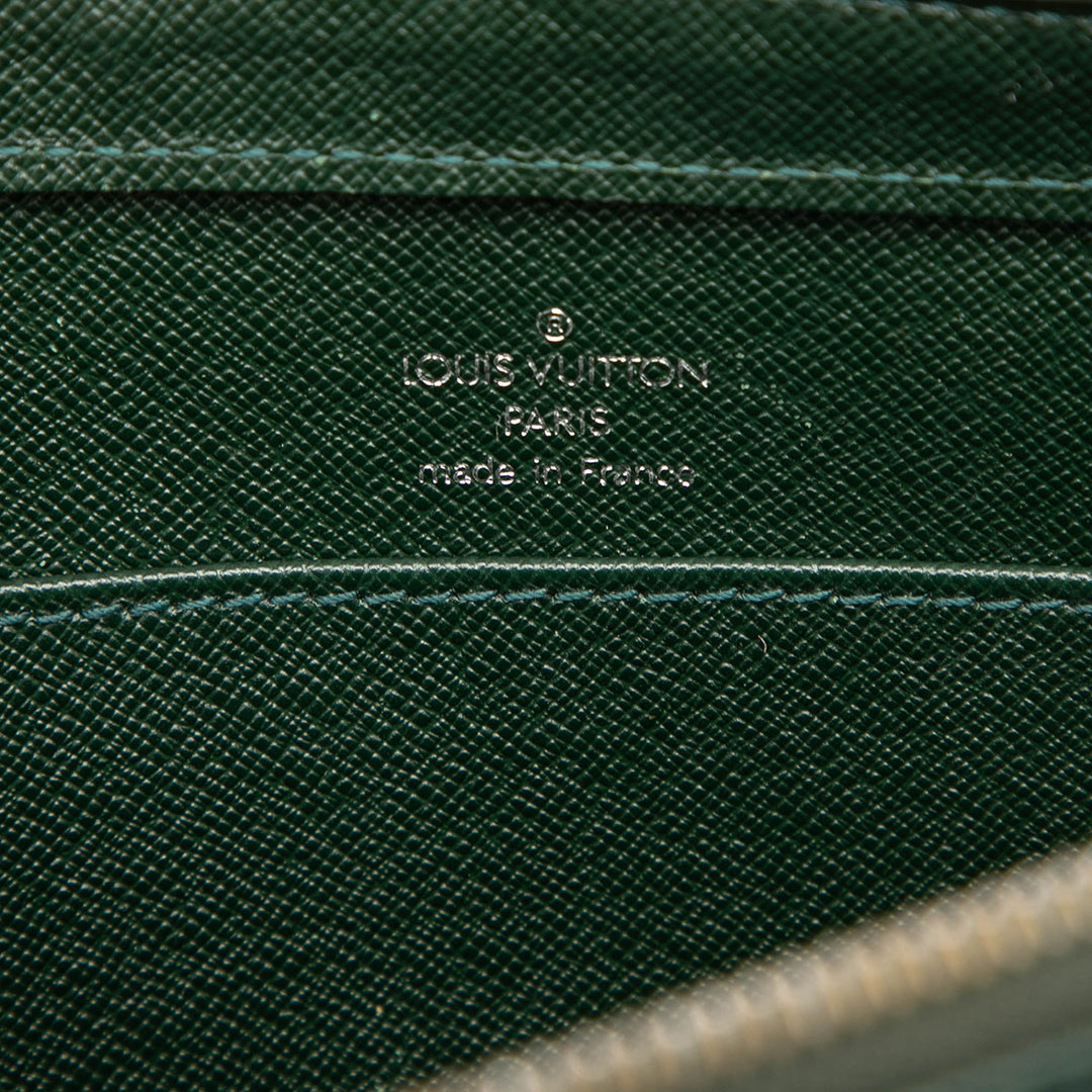 Louis Vuitton Taiga Pochette Baikal Vert – vue 5 – GABY PARIS