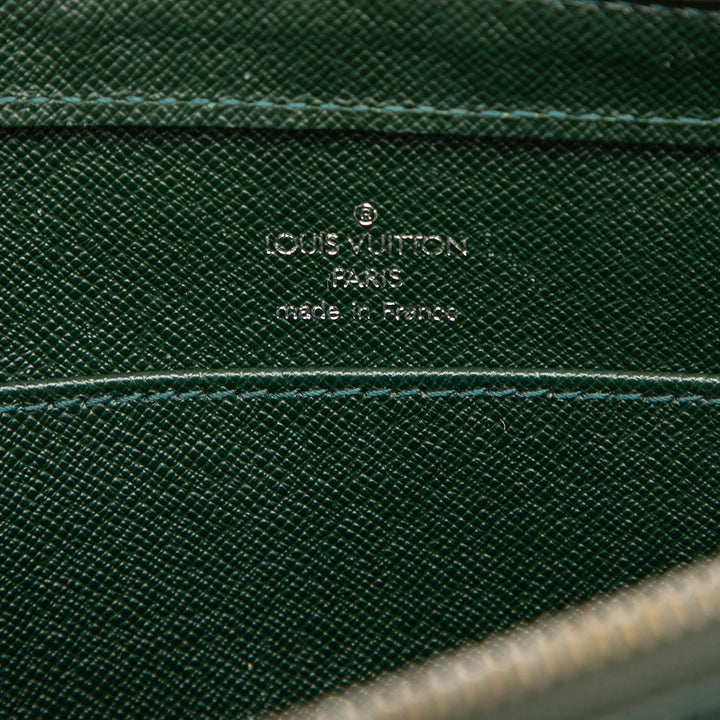 Louis Vuitton Taiga Pochette Baikal Vert – vue 5 – GABY PARIS