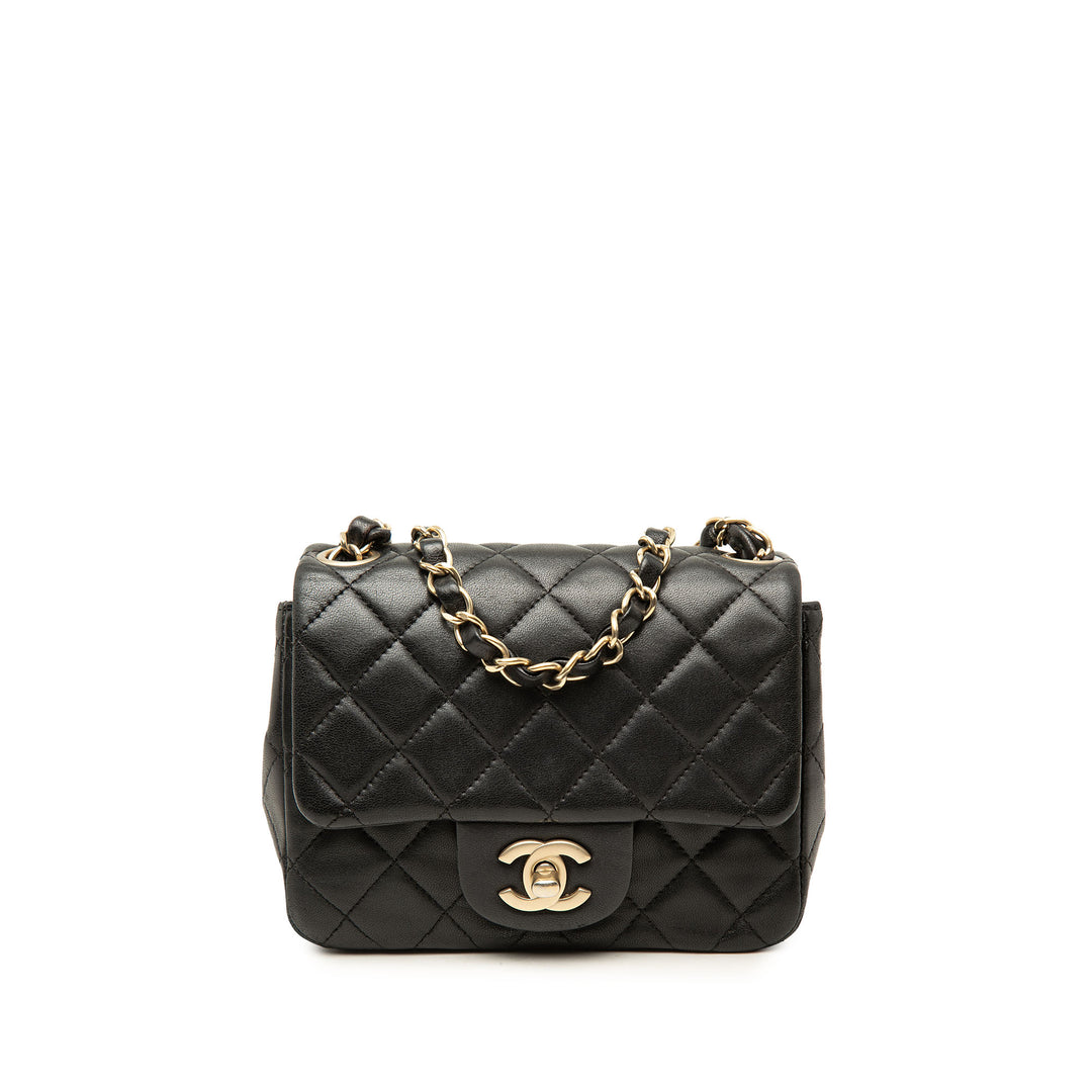Chanel Classic Carré Rabat simple Mini Cuir d'agneau Noir – vue principale – GABY PARIS
