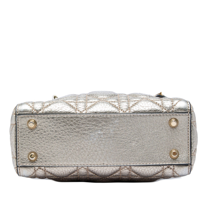Dior Sac à main Lady Dior Métallisé froissé Cannage Mini Cuir d'agneau Argenté – vue 3 – GABY PARIS