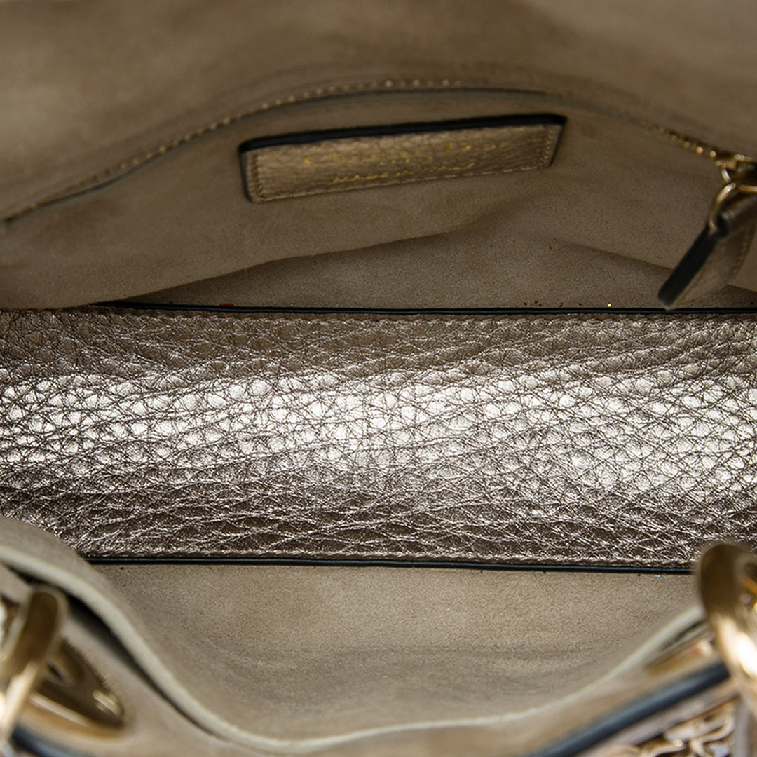 Dior Sac à main Lady Dior Métallisé froissé Cannage Mini Cuir d'agneau Argenté – vue 4 – GABY PARIS