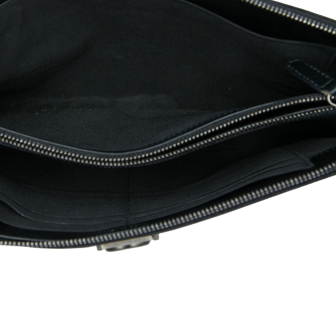 Chanel Matelassé Boy O Étui Zippé Pochette Cuir caviar Noir
