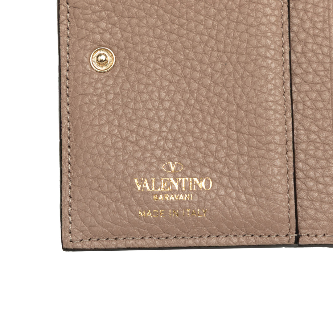 Valentino grainé Rockstud Compact Portefeuille Cuir de veau grainé Marron – vue 5 – GABY PARIS