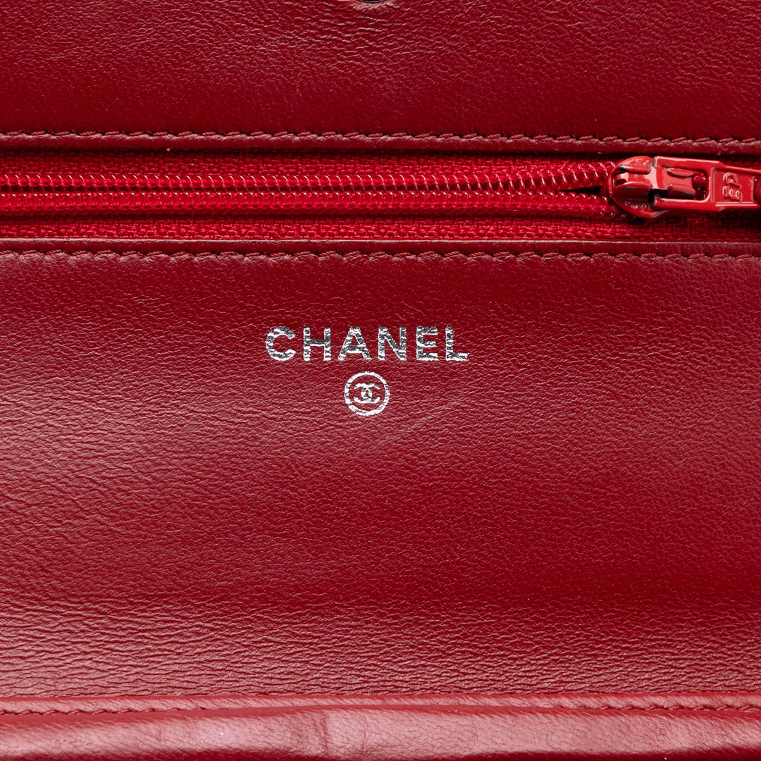 Chanel CC embossé Cuir d’agneau Camellia Wallet on Chain