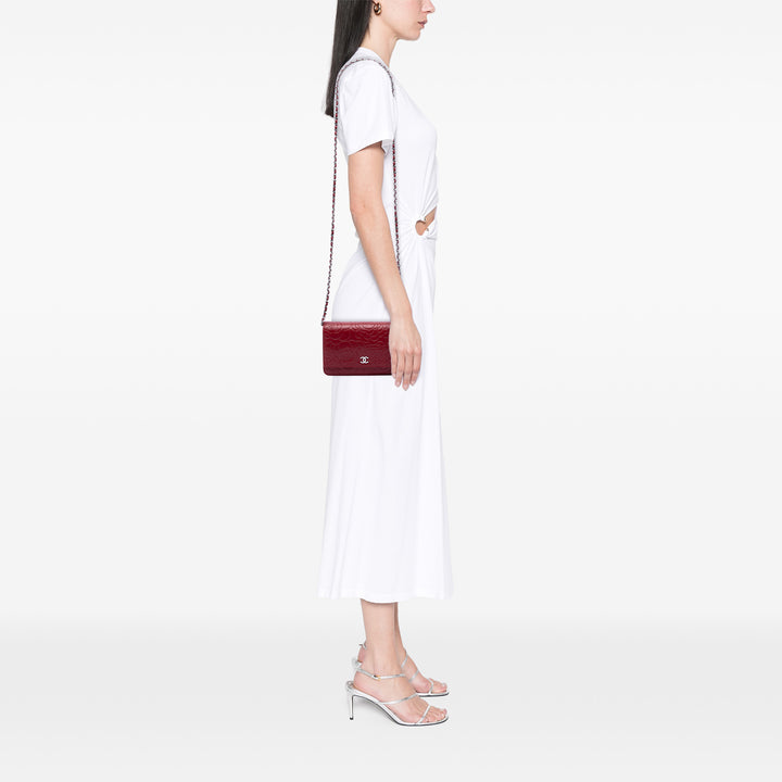 Chanel CC embossé Cuir d’agneau Camellia Wallet on Chain