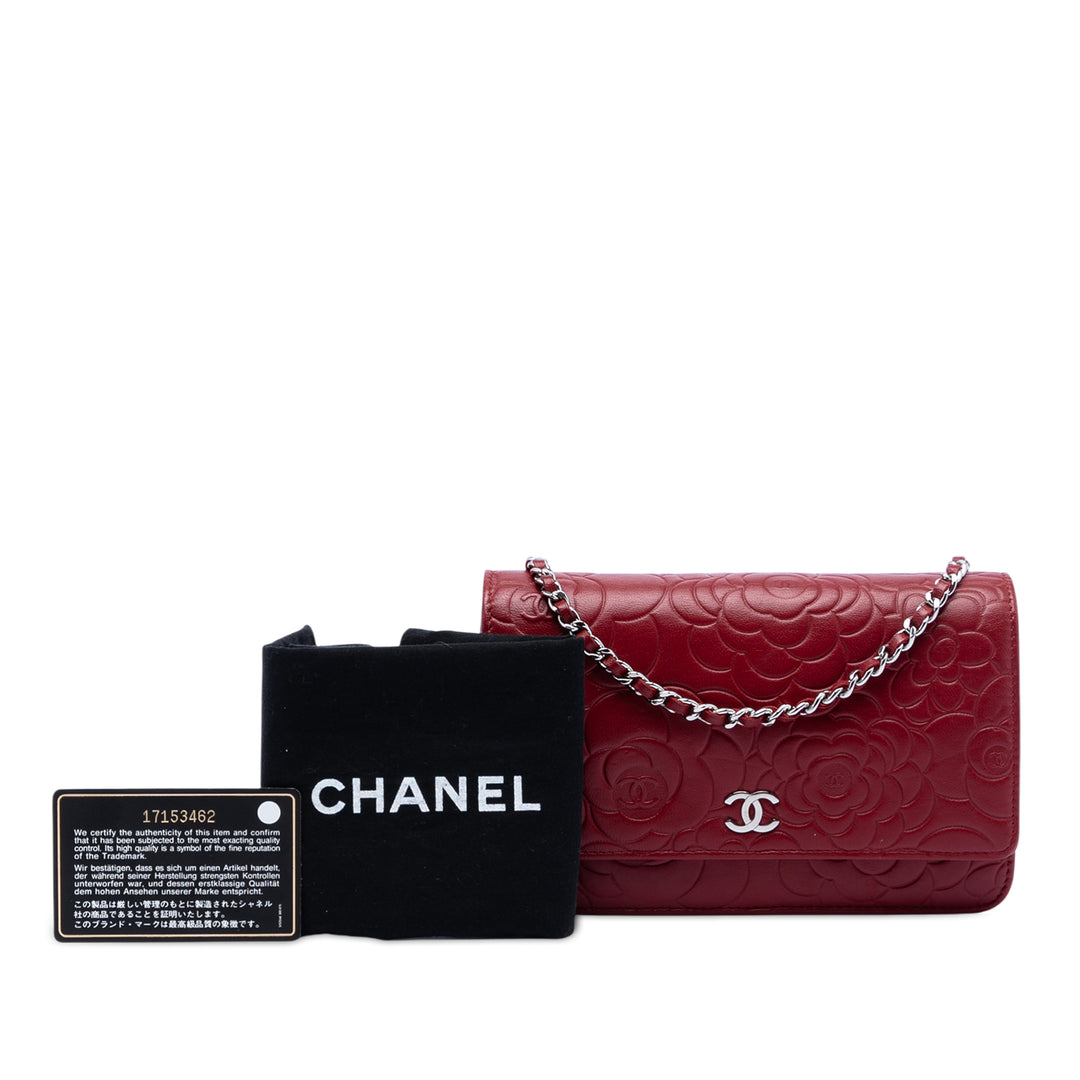 Chanel CC embossé Cuir d’agneau Camellia Wallet on Chain