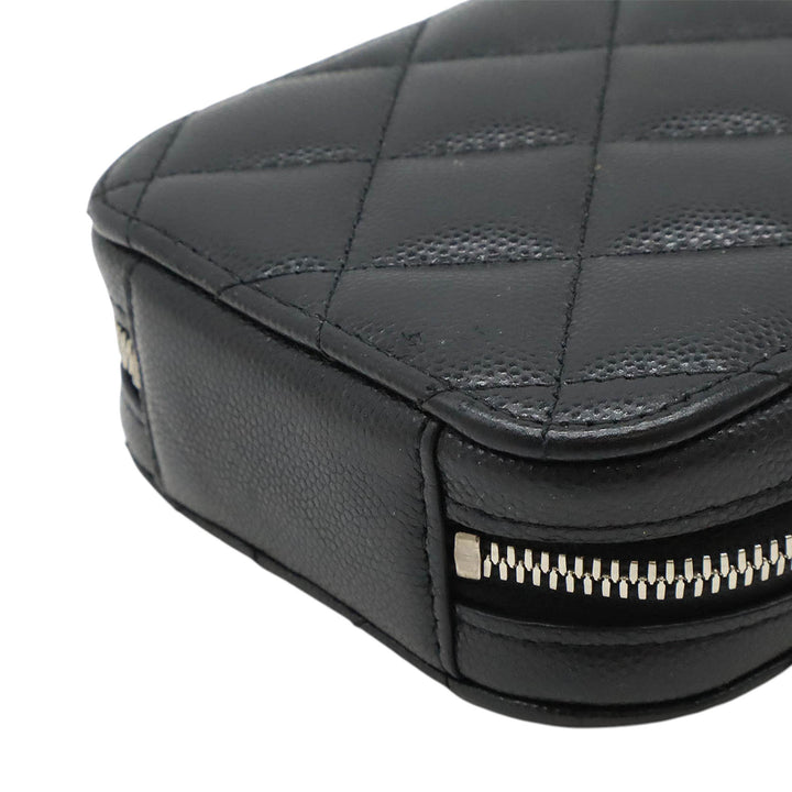 Chanel CC Matelassé Caviar Zip Phone Étui