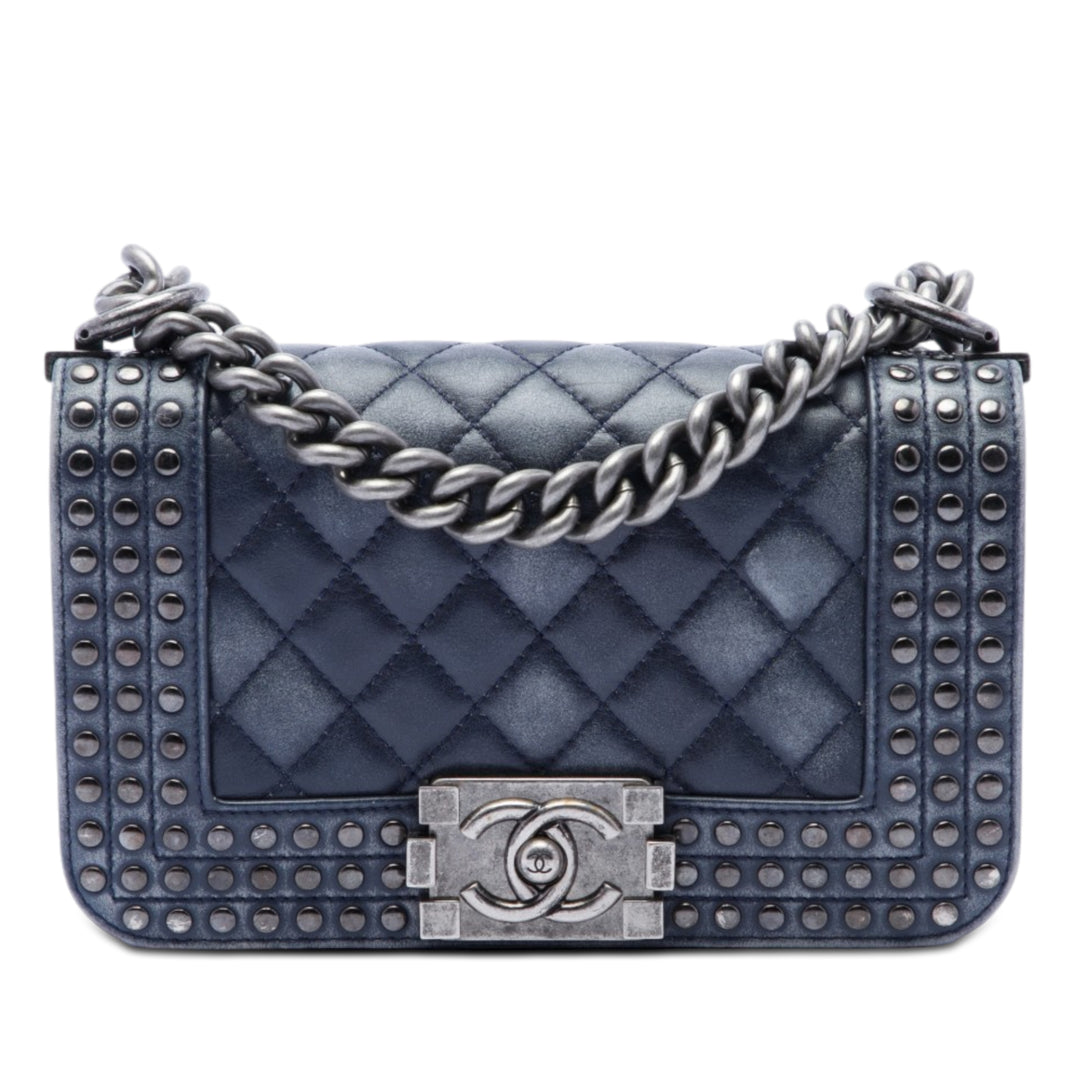 Chanel Paris Dallas Small Matelassé Distressed Cuir de veau clouté Boy à rabat