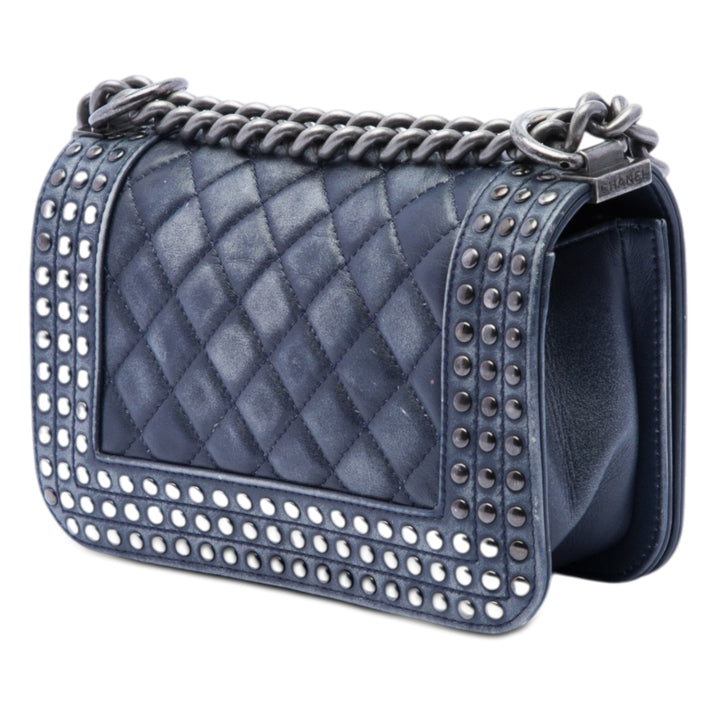 Chanel Paris Dallas Small Matelassé Distressed Cuir de veau clouté Boy à rabat