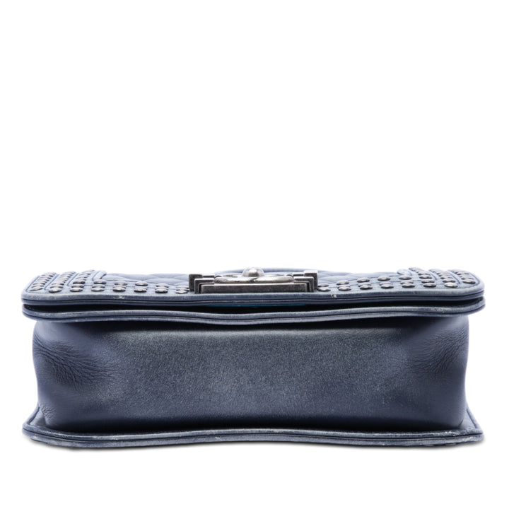 Chanel Paris Dallas Small Matelassé Distressed Cuir de veau clouté Boy à rabat