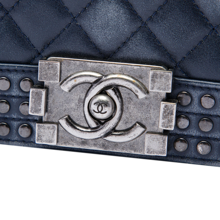 Chanel Paris Dallas Small Matelassé Distressed Cuir de veau clouté Boy à rabat