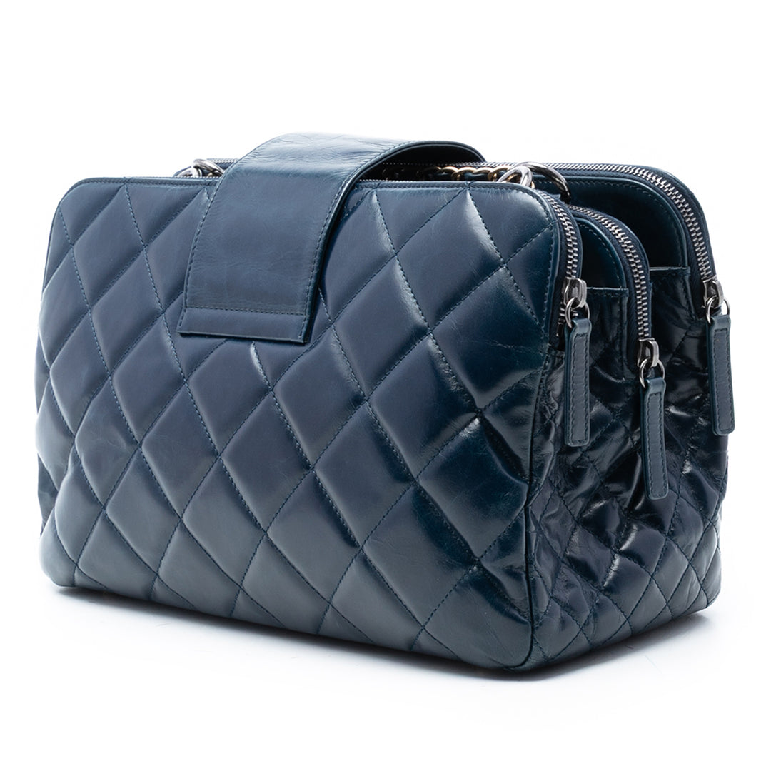 Chanel Medium Matelassé Glazed Cuir de veau Daily Walk Double Zip Sac bandoulière