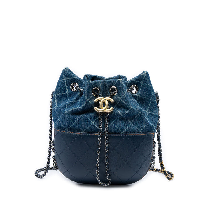Chanel Imprimé et Matelassé Gabrielle Sac seau Petit Jean Bleu – vue principale – GABY PARIS